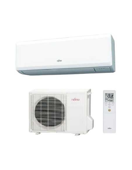 Climatizzatore Condizionatore Fujitsu Inverter Serie Kp R-32 Classe A++ installato a parete in un soggiorno luminoso.