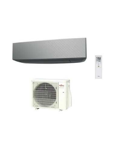 Climatizzatore Condizionatore Fujitsu Inverter Serie Ke Silver R-32 Wi-Fi Optional installato a parete in un soggiorno moderno.