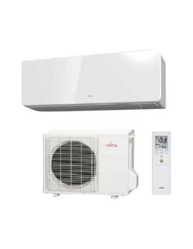 Climatizzatore Condizionatore Fujitsu Inverter Serie KM Airstage in funzione in un soggiorno moderno